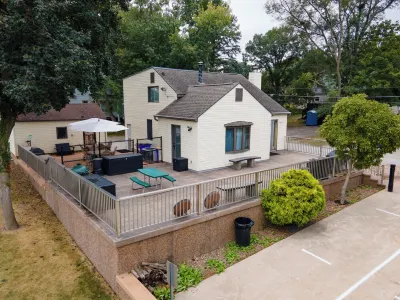 Melrose Place - Kinnick's Best Game Day Experience Hotels near The University of Iowa School of Music - Voxman Building