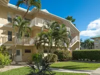 1st Floor 3 BR Ocean View condo sleeps 6. Walking distance to shops/restaurants!