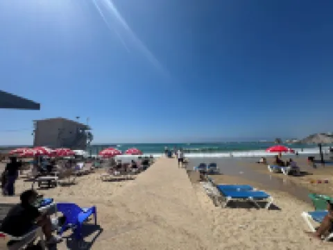 Luxury Beach Condo Netanya- 5 Minutes walk to Kikar, across from Beach Elevator