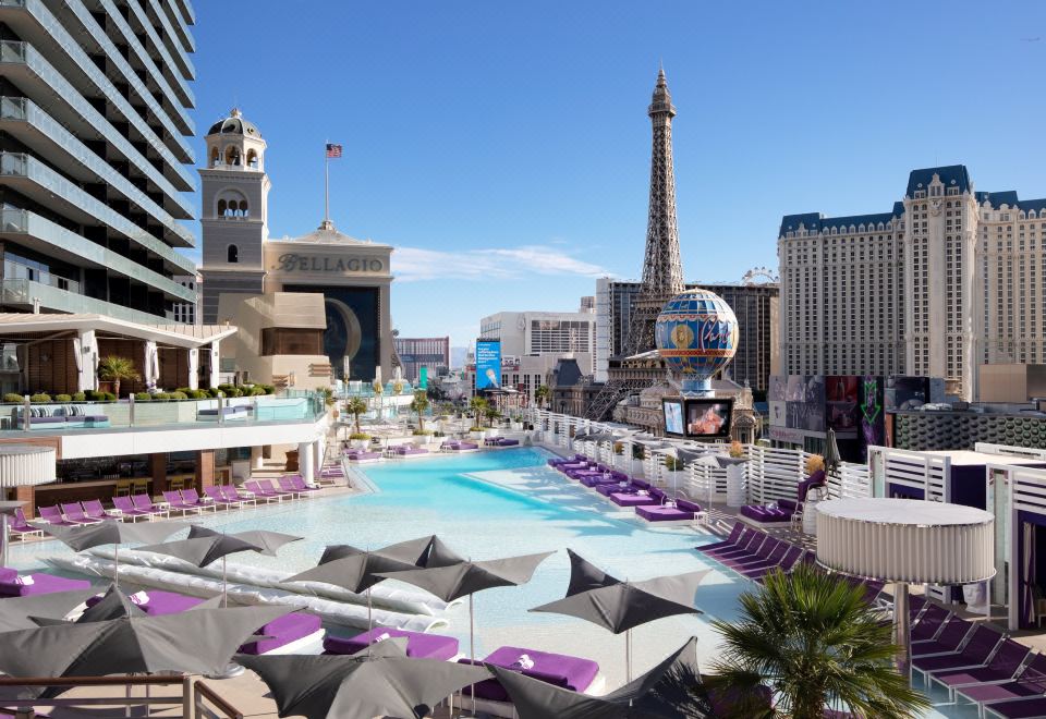 [더 코스모폴리탄 오브 라스베이거스의 화려한 객실 내부 전경]