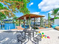 Waterfront oasis with private heated & screened pool, dock w/boat lift. 3BR/2BA Hotels in Apollo Beach