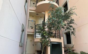 2 Bed Apt Sleeps 4 - Two TVs - Free Parking