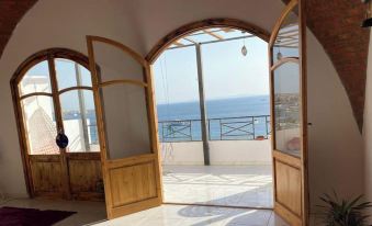 3-Bed Apartment with Sea View Sleeps 6