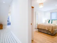 Seascape Retreat - 3 Bedroom Flat - Porthcawl Hotels in Llanelli