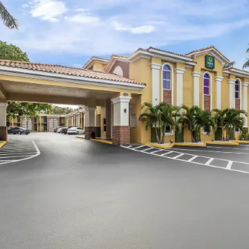 Quality Inn Airport - Cruise Port Отели рядом с достопримечательностью «Стейк-хаус Bern's»