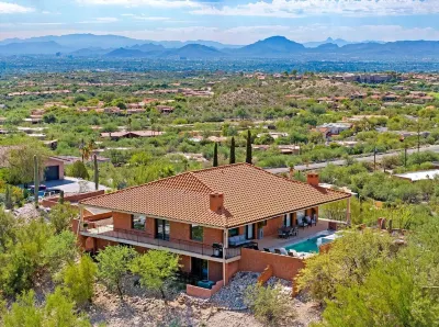 5 Bedroom HILLTOP Modern Breathtaking 360 degree VIEWS Heated Pool Spa Sleeps 16 Hotel dekat Philabaum Glass Gallery