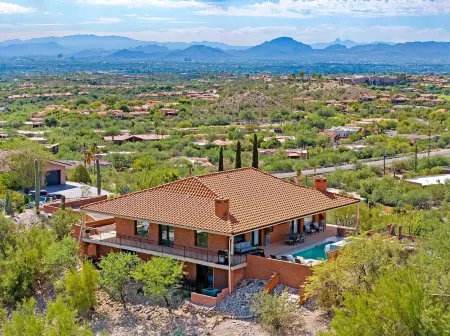 5 Bedroom HILLTOP Modern Breathtaking 360 degree VIEWS Heated Pool Spa Sleeps 16