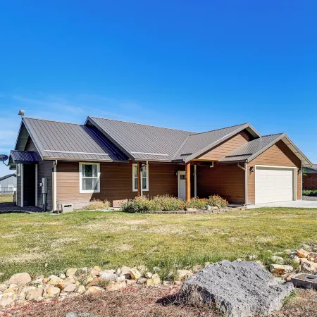 Hike & Ski! Home w/ Dog-friendly Yard in Eagar