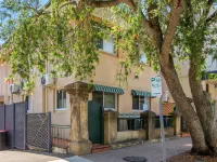 Chic 1-Bed Retreat Near Shops & Beach