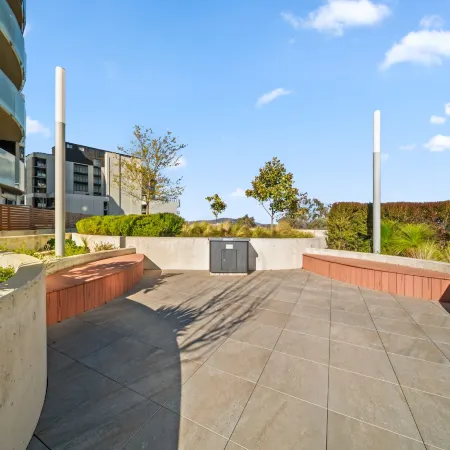 Light-Filled 1-Bed Apartment with Pool & Gym