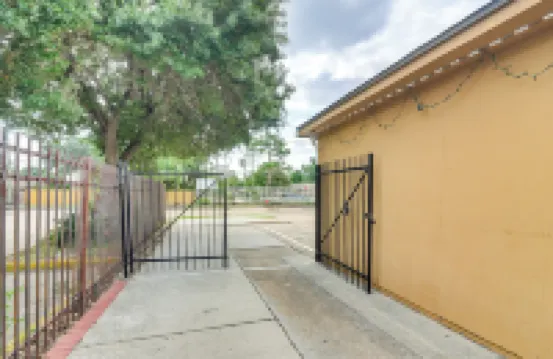 距唐人街2英里：寵物友好的休斯頓家園