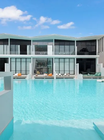 รูปภาพของทาวน์เฮาส์ขนาดใหญ่พร้อมทางเข้าสระว่ายน้ำ