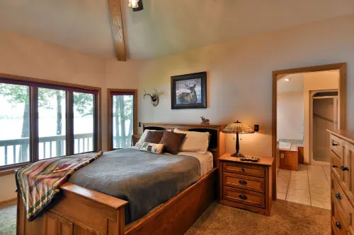 Cheif Lake Lodge 4 Bedroom Home by RedAwning - parking