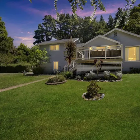 Charming Pet Friendly Coastal Getaway 3 Bedroom Home by Redawning