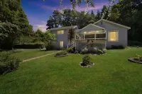 Charming Pet Friendly Coastal Getaway 3 Bedroom Home by Redawning
