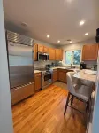 Hamptons Retreat • Hot Tub • Minutes to Beaches