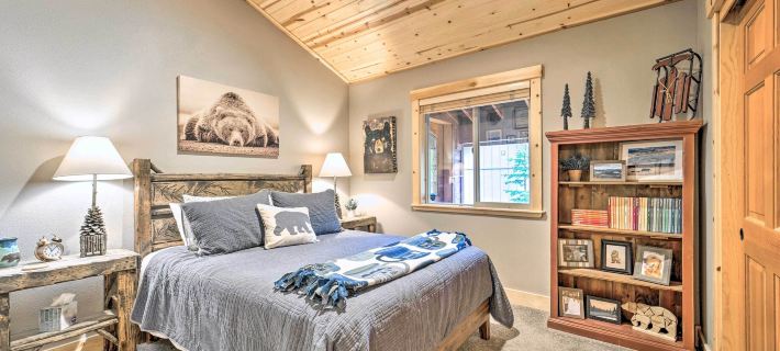 Bikes, Grill & Views: Luxe Truckee Cabin! Ξενοδοχεία στην πόλη Truckee