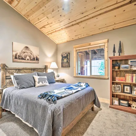 Bikes, Grill & Views: Luxe Truckee Cabin!