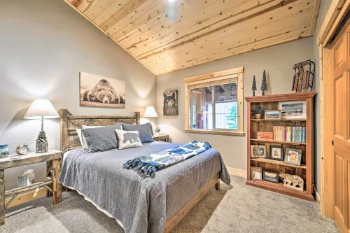 Bikes, Grill & Views: Luxe Truckee Cabin! - balcón
