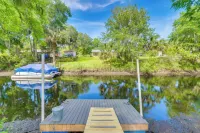 Relax Fireside: Riverfront Inglis Duplex w/ Dock -  Privatzimmer