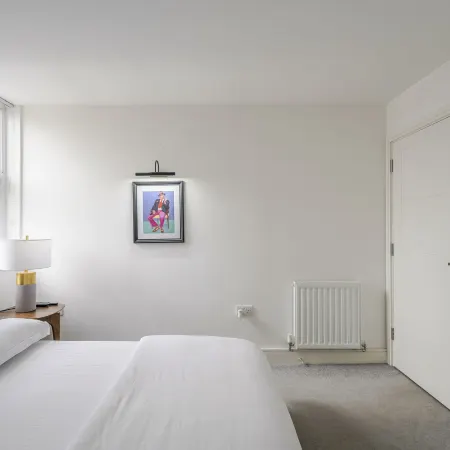Luxurious 2 Bedroom Apartment with Free Parking, Sky TV, Sports, Movies & Netflix