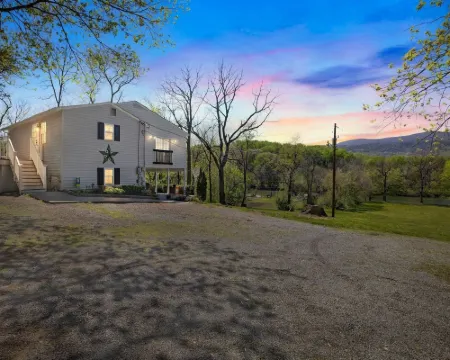 Riverside Serenity: A Picturesque Retreat 2 Bedroom Cottage by RedAwning Hoteles en Condado de Page