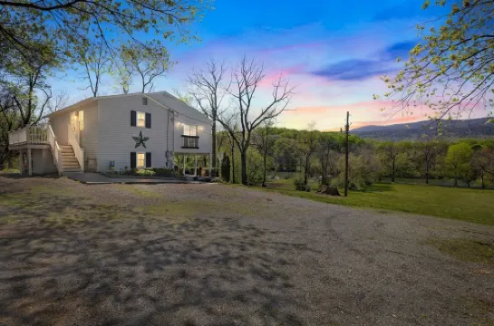 Riverside Serenity: A Picturesque Retreat 2 Bedroom Cottage by RedAwning