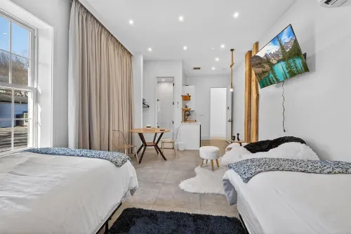 Hidden Lakefront Gem on a Gated Countryside Escape Hotels in Blooming Grove