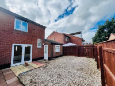 Modern Comfortable Two Bedrooms House DL5 With Garden Parking and Free Wifi Hoteles en 