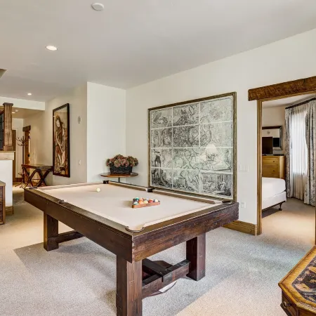 Refined 5 Br Private Home with Private Hot Tub