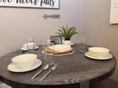 Charming 2-bedroom house with indoor hot tub and spa! Free EV Charger!
