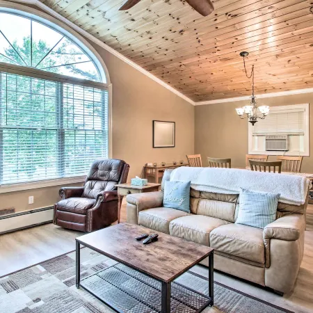 Readfield Retreat w/ Lake Maranacook Views!