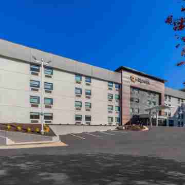 La Quinta Inn & Suites by Wyndham Atlanta Roswell Hotel Exterior