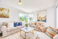 StayAU Family-Friendly Home near Deakin - balcony