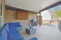 Gorgeous 4BR Home With Huge Yard, Pool