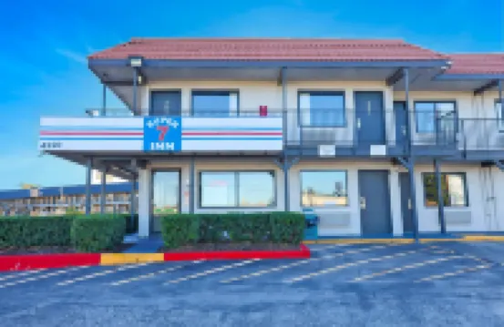 Super 7 Inn 達拉斯靠近鄧肯維爾 鄰近Chris Paris Park的酒店