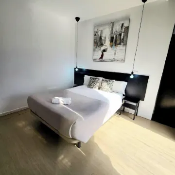 Ayz Javier Cabrini - Auto Check-in Property Hotels near Terminal 2 of Barajas Airport