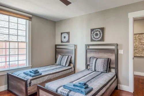 Colonial Quarter Hideaway With Modern Comforts & Balcony - Near the Beach - Huoneistot