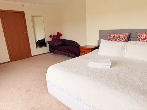 Spacious, Sunny House with View of Mt. Wellington