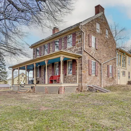 Rural & Historic Detour Escape w/ Horses On-site!