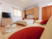 Apartments Branka Hotels in Podgora