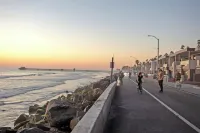 Oceanside Gem - King Bed- Easy Walk to the Beach + Private Parking