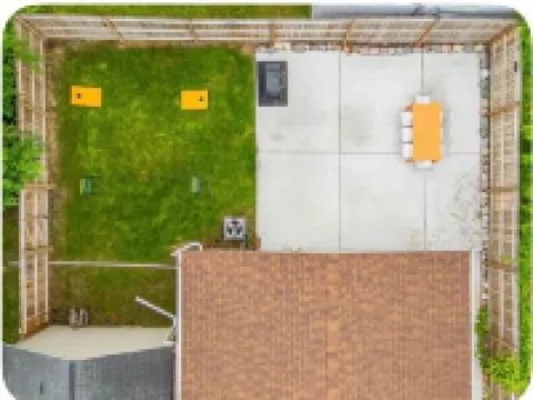 Escape to the Lake! Walk to water & local dining!