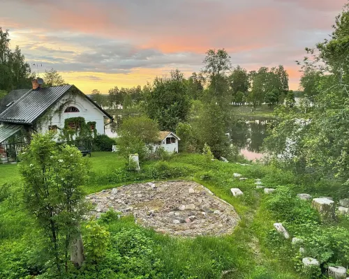 Romantic Spa Villa with Fireplace by the Lake Hotels in Hedemora