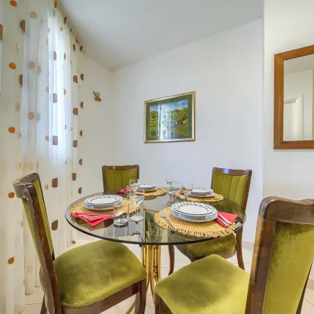 Comfortable apartments Obad, 4 min walk to Znjan beach