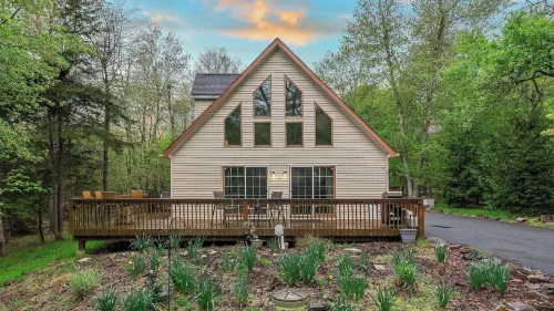 Chalet on Chalet by AvantStay Pocono Retreat Firepit Summer Beach Access Mins to Big Boulder Skiing