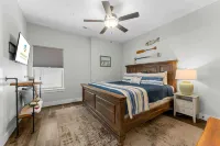Green Wood Getaway for 18 - Balkoner