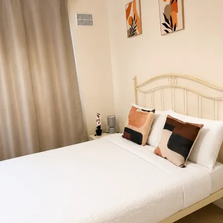 Deluxe Private Room in a flat W Fast WiFi, Netflix, Free Parking