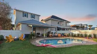 7bdr w/ Private Pool, Hot Tub, Fire Pit, Walk to Beach Tidal Wave by Avantstay - Country Houses