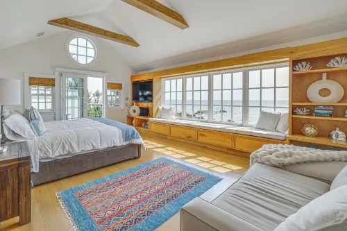 Luxe 5,600-sq-ft Estate Waterfront + Pool - Wifi